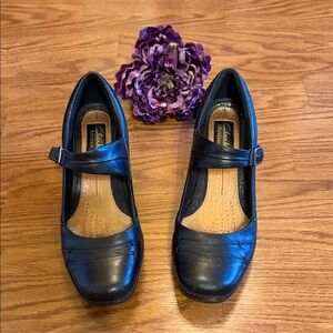 Clarks Artisan Black Leather MaryJane Heels Size 8